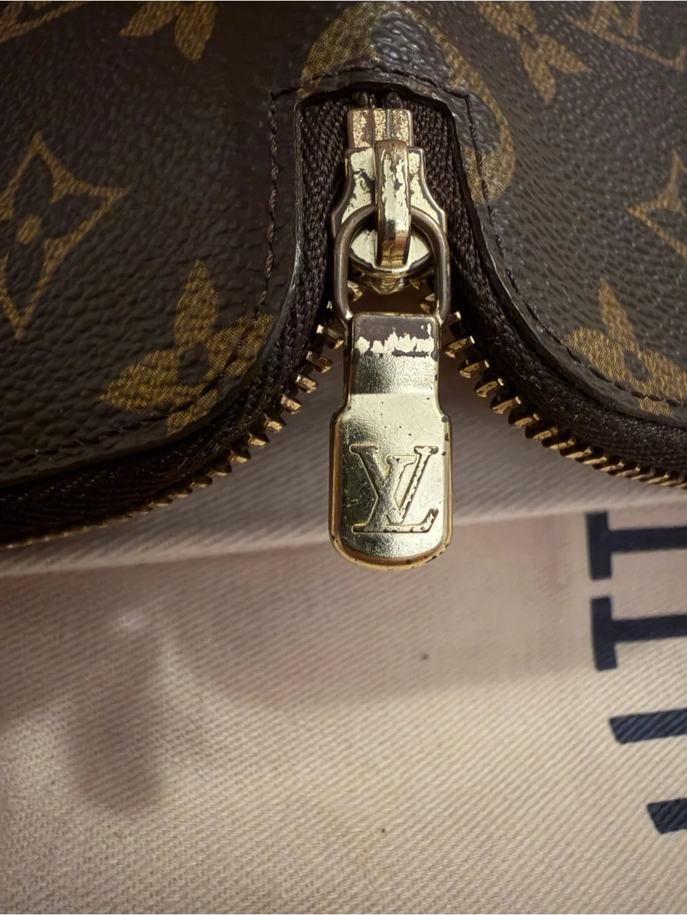 Louis Vuitton Brown Monogram Zipped 6 Key holder